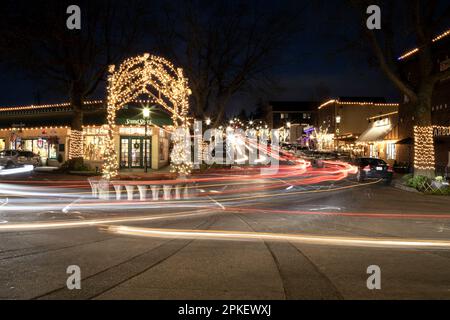 WA24159-00....WASHINGTON - Night time traffic and city lights in the town of Edmonds. Stock Photo