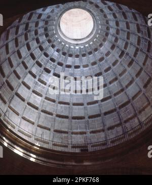 INTERIOR-BOVEDA CON LINTERNA - FOTO AÑOS 00. Location: COLEGIATA DE SAN NICOLAS DE BARI. Alicante. SPAIN. Stock Photo