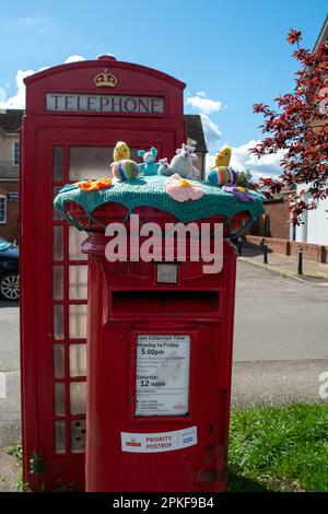 Maidenhead, Berkshire, UK. 7th April, 2023. A pretty Easter themed postbox topper in the village of Eton Wick, Windsor Berkshire on a beautiful sunny day. Credit: Maureen McLean/Alamy Live News Stock Photo