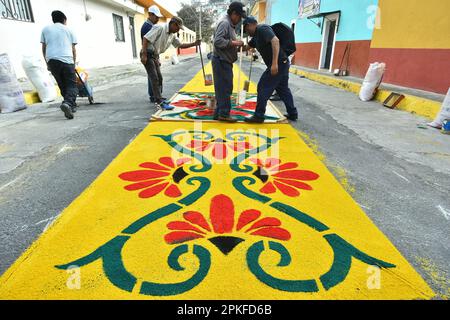 Atlixco, Mexico. 7th Apr, 2023. faithful make the traditional sawdust carpets decorated with flower shapes where the penitents will spend on the occasion of the holy week celebrations. on April 7, 2023 in Atlixco, Mexico. (Credit Image: © Author/eyepix via ZUMA Press Wire) EDITORIAL USAGE ONLY! Not for Commercial USAGE! Stock Photo