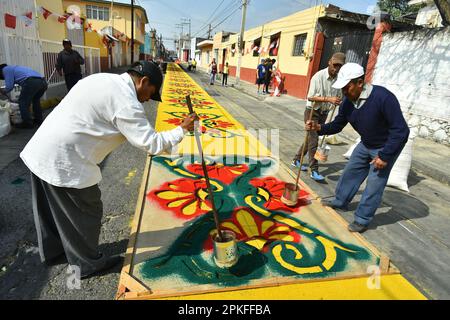 Atlixco, Mexico. 7th Apr, 2023. faithful make the traditional sawdust carpets decorated with flower shapes where the penitents will spend on the occasion of the holy week celebrations. on April 7, 2023 in Atlixco, Mexico. (Credit Image: © Author/eyepix via ZUMA Press Wire) EDITORIAL USAGE ONLY! Not for Commercial USAGE! Stock Photo