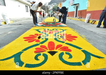 Atlixco, Mexico. 7th Apr, 2023. faithful make the traditional sawdust carpets decorated with flower shapes where the penitents will spend on the occasion of the holy week celebrations. on April 7, 2023 in Atlixco, Mexico. (Credit Image: © Author/eyepix via ZUMA Press Wire) EDITORIAL USAGE ONLY! Not for Commercial USAGE! Stock Photo