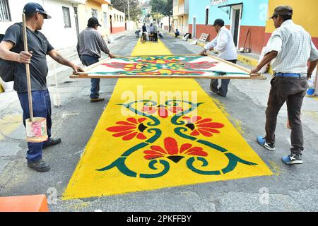 Atlixco, Mexico. 07th Apr, 2023. April 7, 2023, Atlixco, Mexico: faithful make the traditional sawdust carpets decorated with flower shapes where the penitents will spend on the occasion of the holy week celebrations. on April 7, 2023 in Atlixco, Mexico. (Photo by Carlos Tischler/ Eyepix Group/Sipa USA) Credit: Sipa USA/Alamy Live News Stock Photo