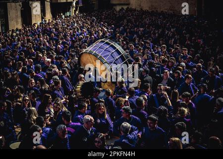 Calanda, Spain. 07th Apr, 2023. The townhalls big drum enters the place for the 'Tamborrada' on Good Friday in the municipality of Calanda. Credit: Matthias Oesterle/Alamy Live News Stock Photo