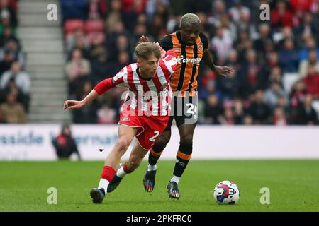 Sunderland's Jack Clarke breaks away from Hull City's Jean Michaël Seri during the Sky Bet Championship match between Sunderland and Hull City at the Stadium Of Light, Sunderland on Friday 7th April 2023. (Photo: Michael Driver | MI News) Credit: MI News & Sport /Alamy Live News Stock Photo