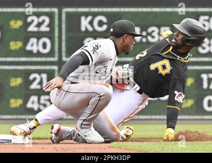 Chicago White Sox second basemen Elvis Andrus (1) scores on a single by Tim  Anderson (7) in the second inning during a MLB regular season game between  Stock Photo - Alamy