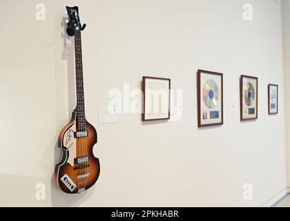 Paul McCartney Höfner 500/1 Violin Bass, Signed By McCartney On Display ...