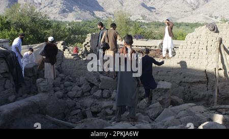 Laghman, Afghanistan. 7th Apr, 2023. Local people gather near a collapsed mud house in Alishing district of Laghman province, Afghanistan, April 7, 2023. Seven members of a family lost their lives as the roof of their house caved in on Friday in Afghanistan's eastern Laghman province, provincial director for Natural Disaster Management and Humanitarian Affairs, Qari Khair Mohammad Ghazi, said. Credit: Aimal Zahir/Xinhua/Alamy Live News Stock Photo