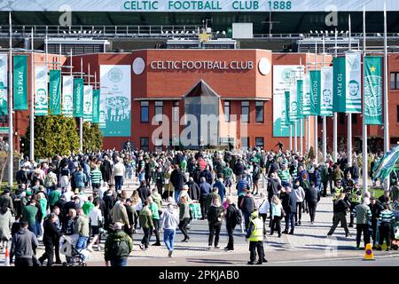 Celtic fans make their way to the stadium before the cinch Premiership match at Celtic Park, Glasgow. Fan safety and security issues led to the decision by Celtic and Rangers to have home supporters only for the cinch Premiership match at Parkhead and the post-split game at Ibrox at a date yet to be determined. Picture date: Saturday April 8, 2023. Stock Photo