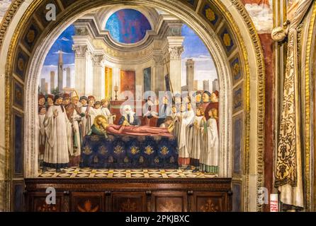Collegiate Church of Santa Maria Assunta, San Gimignano - interior of the church : Domenico Ghirlandaio, Renaissance fresco of Funeral of Saint Fina) Stock Photo