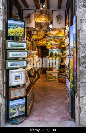 Picture and painting shop in the historic centre of San Gimignano medieval town, Siena province,Tuscany,Italy - June 2, 2021 Stock Photo