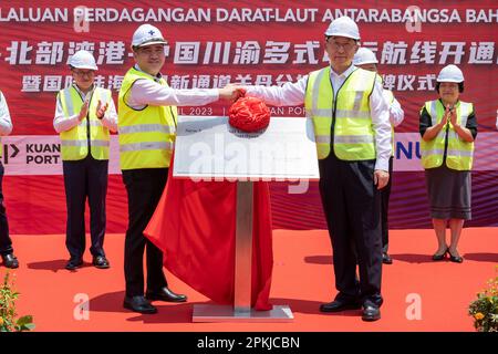 230408 -- KUANTAN, April 8, 2023 -- Liu Ning R, front, secretary of the ...