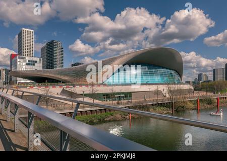 The London Aquatics Centre is an indoor facility with two 50-metre swimming pools and a 25-metre diving pool. Situated in the Queen Elizabeth Olympic Stock Photo