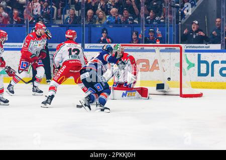 VŠxjš, Sweden, 8 April, 2023  Semifinal 5 Vaxjo Lakers - Frolunda HC  Vaxjo Lakers wins game by 3-2   Credit: Peo Mšller/Alamy Live News Stock Photo