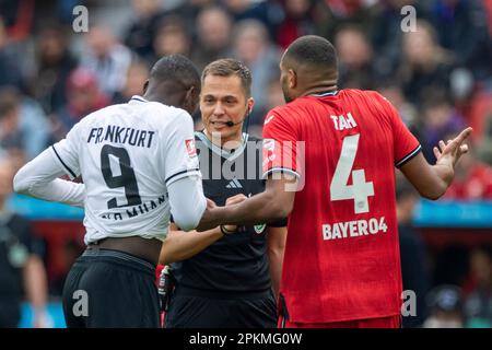 referee Robert HARTMANN in conversation with Randal KOLO MUANI (F) and Jonathan TAH (LEV), gesture, gesticulates, soccer 1st Bundesliga, 27th matchday, Bayer 04 Leverkusen (LEV) - Eintracht Frankfurt (F) 3:1, on April 17th .2022 in the Bayarena Leverkusen/ Germany. #DFL regulations prohibit any use of photographs as image sequences and/or quasi-video # Stock Photo