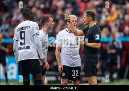 Referee Robert HARTMANN in conversation with Randal KOLO MUANI (F), Mario GOETZE (Gotze)(F), and Philipp MAX (F) Soccer 1st Bundesliga, 27th matchday, Bayer 04 Leverkusen (LEV) - Eintracht Frankfurt (F) 3 :1, on April 17th, 2022 in the Bayarena Leverkusen/ Germany. #DFL regulations prohibit any use of photographs as image sequences and/or quasi-video # Stock Photo