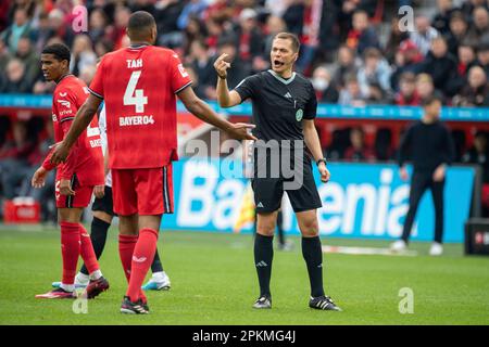 referee Robert HARTMANN in conversation with Jonathan TAH (LEV), gesture, gesticulates, soccer 1st Bundesliga, 27th matchday, Bayer 04 Leverkusen (LEV) - Eintracht Frankfurt (F) 3: 1, on April 17th, 2022 in the Bayarena Leverkusen/ Germany. #DFL regulations prohibit any use of photographs as image sequences and/or quasi-video # Stock Photo