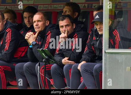 Trainer Thomas Tuchel (FCB), team manager, headcoach, coach,  Co-Trainer Arno Michels und Zsolt Löw, FCB assistent coach, athletic coach Prof. Dr. Holger Broich,  in the match SC FREIBURG - FC BAYERN MUENCHEN 0-1 1.German Football League on Apr 8, 2023 in Freiburg, Germany. Season 2022/2023, matchday 27, 1.Bundesliga, FCB, BVB, München, 27.Spieltag. © Peter Schatz / Alamy Live News    - DFL REGULATIONS PROHIBIT ANY USE OF PHOTOGRAPHS as IMAGE SEQUENCES and/or QUASI-VIDEO - Stock Photo