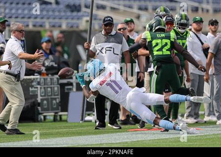 April 8, 2023: Arlington Renegades wide receiver LUJUAN WINNINGHAM (11) dives for the ball during the Orlando Guardians vs Arlington Renegades XFL game at Camping World Stadium in Orlando, Fl on April 8, 2023. (Credit Image: © Cory Knowlton/ZUMA Press Wire) EDITORIAL USAGE ONLY! Not for Commercial USAGE! Stock Photo