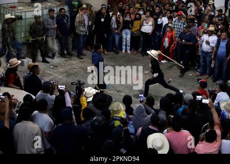 Municipality Of Soltepec, Mexico. 08th Apr, 2023. April 8, 2023, State of Puebla, Mexico: Participants in pairs whip each other at the The Glory of the Jews festival on the Saturday of Glory in the municipality of Soltepec in the state of Puebla. on April 8, 2023 in State of Puebla, Mexico (Photo by Luis Barron/Eyepix Group/Sipa USA). Credit: Sipa USA/Alamy Live News Stock Photo