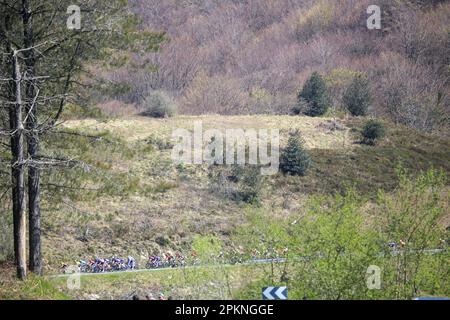 Azurki, Euskadi, Spain. 8th Apr, 2023. Azurki, Spain, April 08th, 2023: The stretched peloton during the 6th Stage of the Itzulia Basque Country 2023 with start and finish in Eibar, on April 08, 2023, in Azurki, Spain. (Credit Image: © Alberto Brevers/Pacific Press via ZUMA Press Wire) EDITORIAL USAGE ONLY! Not for Commercial USAGE! Stock Photo