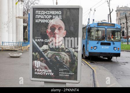 Non Exclusive: DNIPRO, UKRAINE - APRIL 07, 2023 - A billboard calling for people to join the Armed Forces of Ukraine to defend themselves and their co Stock Photo