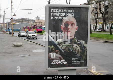 Non Exclusive: DNIPRO, UKRAINE - APRIL 07, 2023 - A billboard calling for people to join the Armed Forces of Ukraine to defend themselves and their co Stock Photo