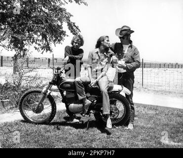 MICHAEL J. POLLARD LAUREN HUTTON and ROBERT REDFORD in LITTLE FAUSS AND BIG HALSY 1970 director SIDNEY J. FURIE writer Charles Eastman Alfran Productions / Furie Productions / Paramount Pictures Stock Photo