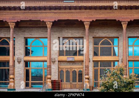 Traditional wooden crafted doors of a mosque in Uzbekistan Stock Photo