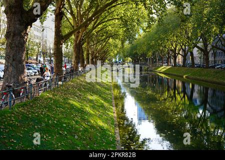 The beautiful green city canal 'Kö-Graben' on Königsallee in Düsseldorf/Germany, a place for recreation inmidst the city. Stock Photo