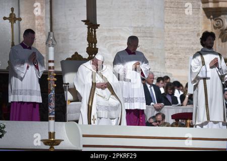 Vatican City State, Vatikanstadt. 09th Apr, 2023. Pope Francis During the Easter Mass in St. Peter's Square, at the Vatican. 9 April 2023 Credit: dpa/Alamy Live News Stock Photo