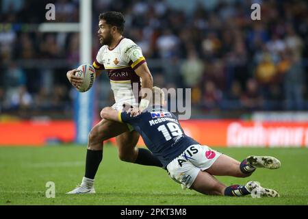 Huddersfield Giants’ Esan Marsters (left) is tackled by Leeds Rhinos’ James McDonnell during the Betfred Super League match at Headingley Stadium, Leeds. Picture date: Sunday April 9, 2023. Stock Photo