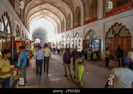 People shop inside the Chhatta Chowk Bazaar in the Red Fort, Delhi, India Stock Photo