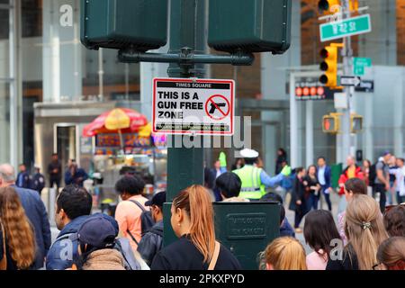 05 April 2023, New York, A sign 'Times Square This is a Gun Free Zone' announcing Times Square in Midtown Manhattan a gun free area.. (see more info) Stock Photo