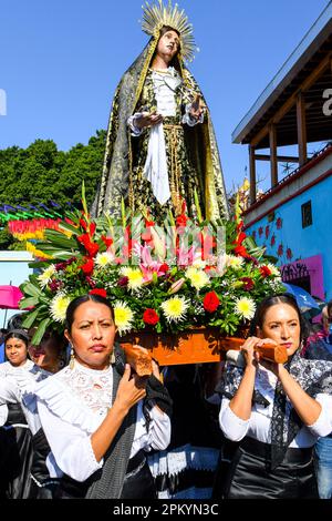 Female churchgoers carry the palanquin of Virgin Mary during during the Good Friday religious procession, City of Oaxaca, Mexico Stock Photo