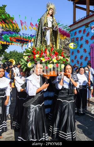 Mexican women churchgoers carry the palanquin of Virgin Mary during the Good Friday religious procession, City of Oaxaca, Mexico Stock Photo