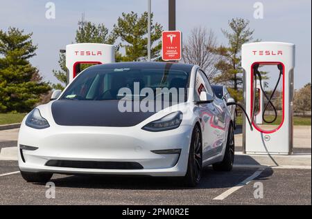 Lafayette - Circa April 2023: Tesla EV electric vehicle charging. Tesla products include electric cars, battery energy storage and solar panels. Stock Photo