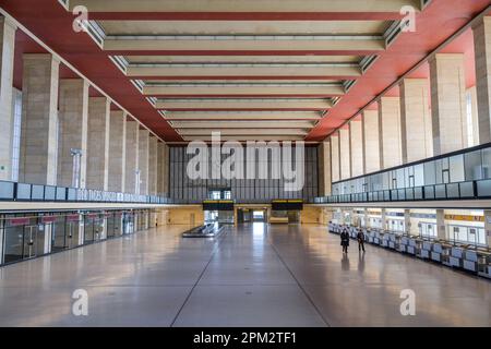 Ehemalige zentrale Abfertigungshalle, Flughafen Tempelhof, Platz der Luftbrücke, Tempelhof, Berlin, Deutschland Stock Photo