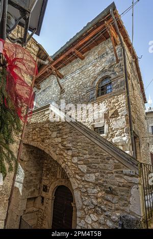 Casa Quaranta, typical 15th century Abruzzo rural house in the ancient part of the mountain village of Campo di Giove. Stock Photo