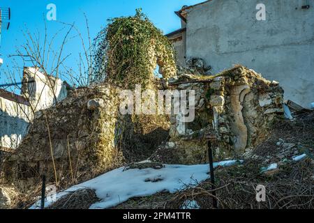 Ruins of a collapsed and destroyed house, overgrown with vines and vegetation. San VIttorino, Provincai dell'Aquila, Abruzzo, Italy, Europe Stock Photo