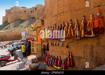 Jaislamer fort, Rajasthan, India - 13.10.2019 : Traditional King and queen, called Raja Rani, handmade puppets or Katputli Sets are hanging from wall. Stock Photo