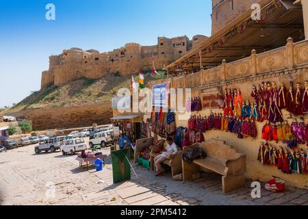 Jaislamer fort, Rajasthan, India - 13.10.2019 : Traditional King and queen, called Raja Rani, handmade puppets or Katputli Sets are hanging from wall. Stock Photo