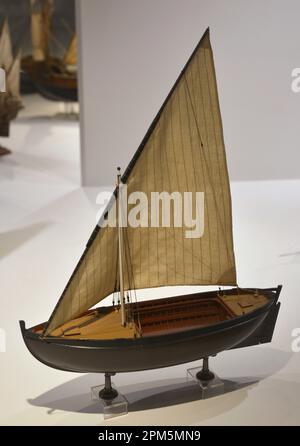 Fishing craft. Small fishing boat. It was used in the first voyages of exploration. In ancient chronicles it is referred to as a 'fishing caravel'. Model. Maritime Museum. Lisbon, Portugal. Stock Photo