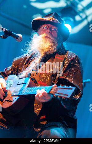 Baby Gramps performing at the 2010 Sydney Festival in Australia as part of the Rogues Gallery, a flexible and changing group of international vocalists and musicians who periodically tour and travel the world to perform pirate songs and seafaring ballads. Stock Photo