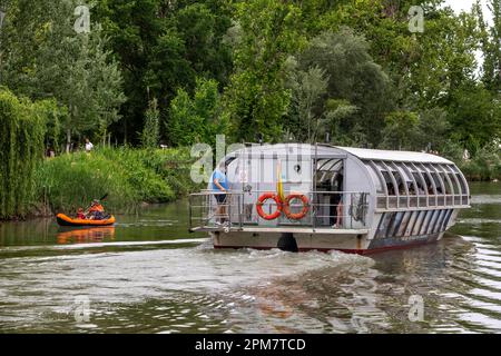 Kayak and boat excrusion on rio Tajo river or Tagus river in the La Isla garden Aranjuez Spain.  The Tagus begins its journey through the plain of Ara Stock Photo