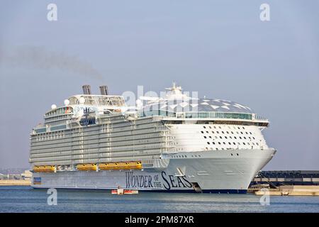 Spain, Balearic Islands, Majorca, Bay of Palma, Palma, Wonder of the Seas liner from the Royal Caribbean company, the largest cruise ship in the world in the port of Palma Stock Photo