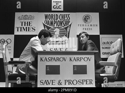 ARCHIVE PHOTO: Garry KASPAROV celebrates his 60th birthday on April 13, 2023, Garry Kasparov, Kasparov, USSR, chess grandmaster, chess world champion, Vitali Karpov, Karpov, game, world championship, B&W photo, landscape format, August 4th, 1986. ? Stock Photo