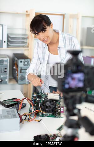 woman doing tutorial to fix computer Stock Photo