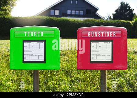 FOTOMONTAGE, Grüner und roter Briefkasten mit Aufschrift teurer und günstiger, Symbolfoto für eine Zwei-Klassen-Briefzustellung Stock Photo