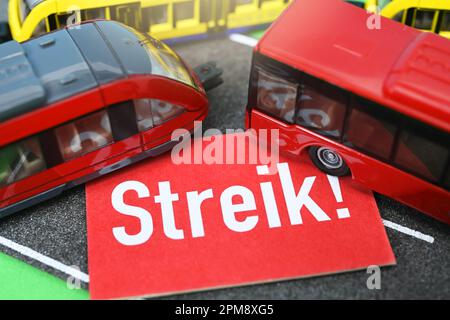 Minitaturen Von Bus Und Bahn Mit Einem Streik-Schild, Streik Im ÖPNV ...